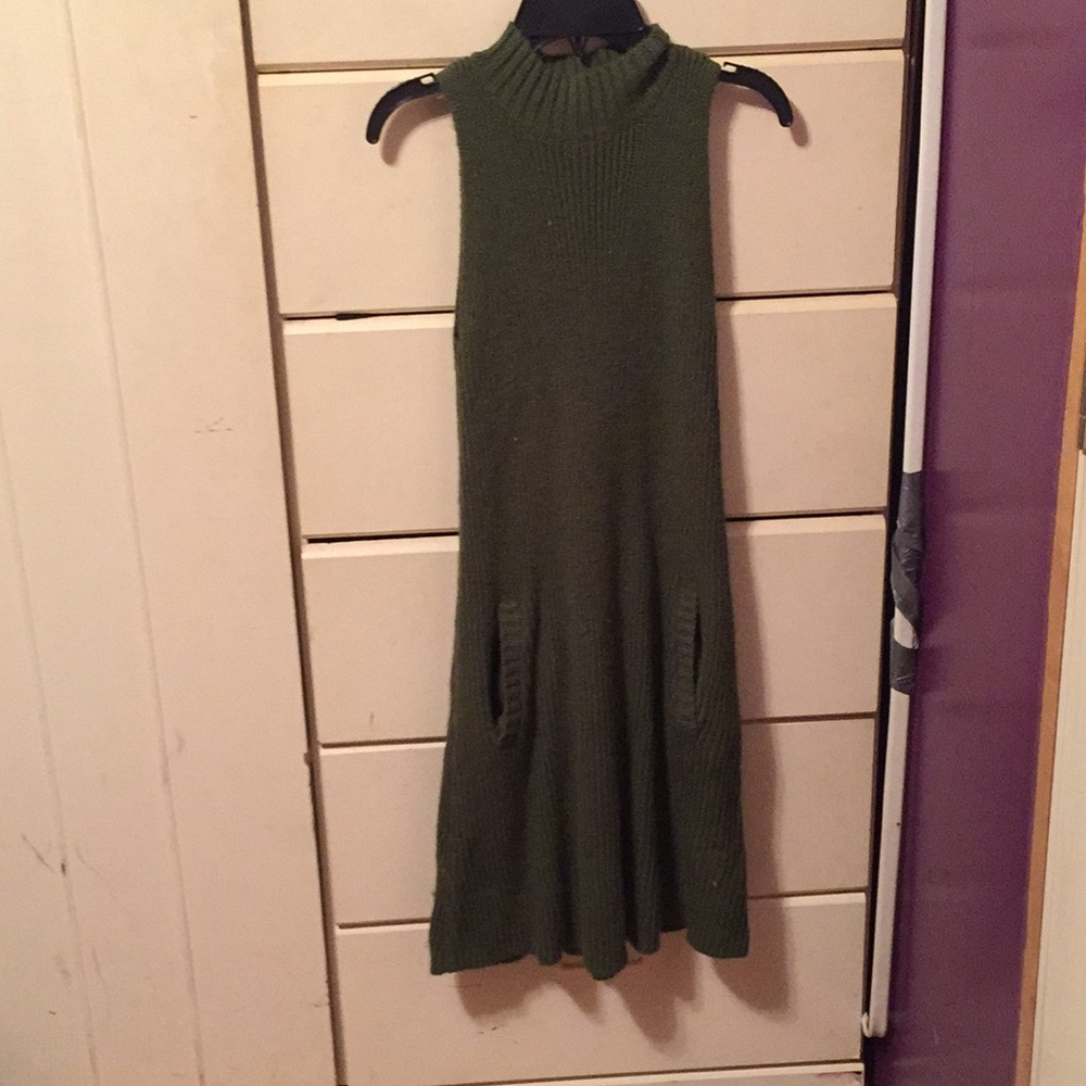 Green turtleneck dress w/ pockets. Size Small